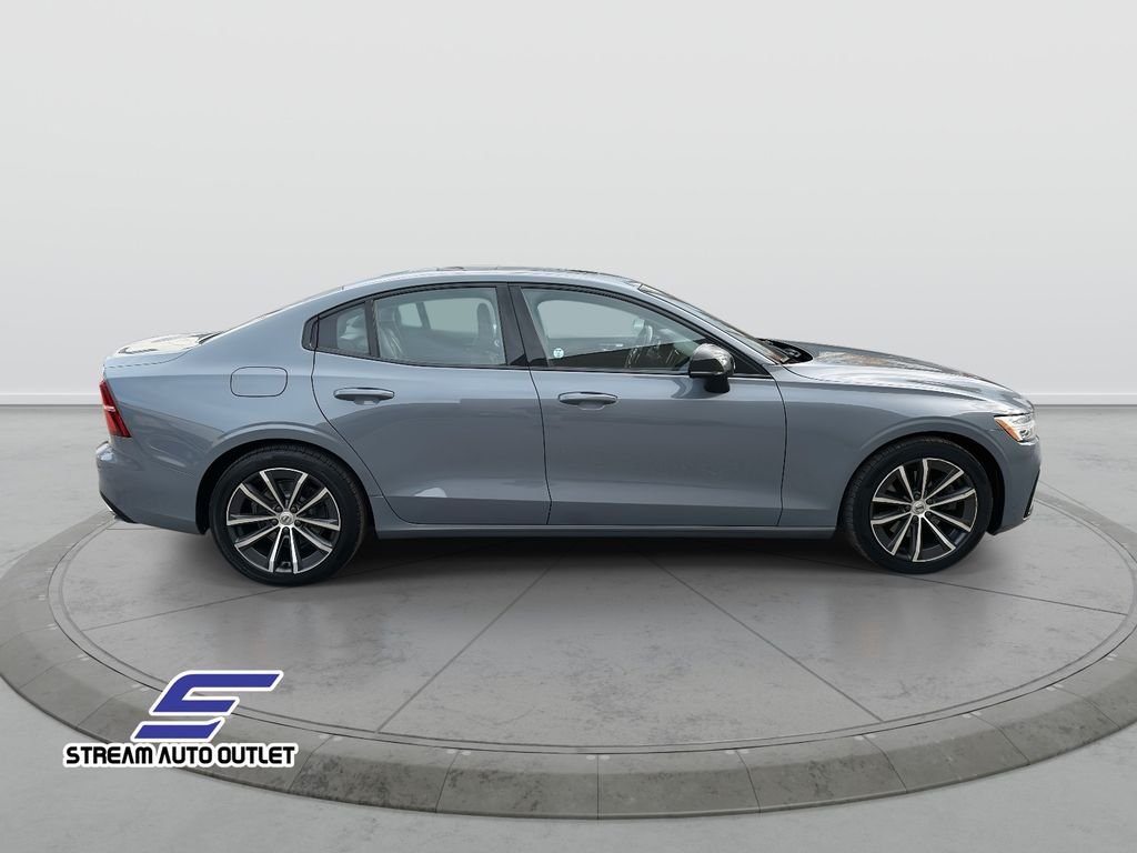 2022 Volvo S60 B5 Momentum photo 4
