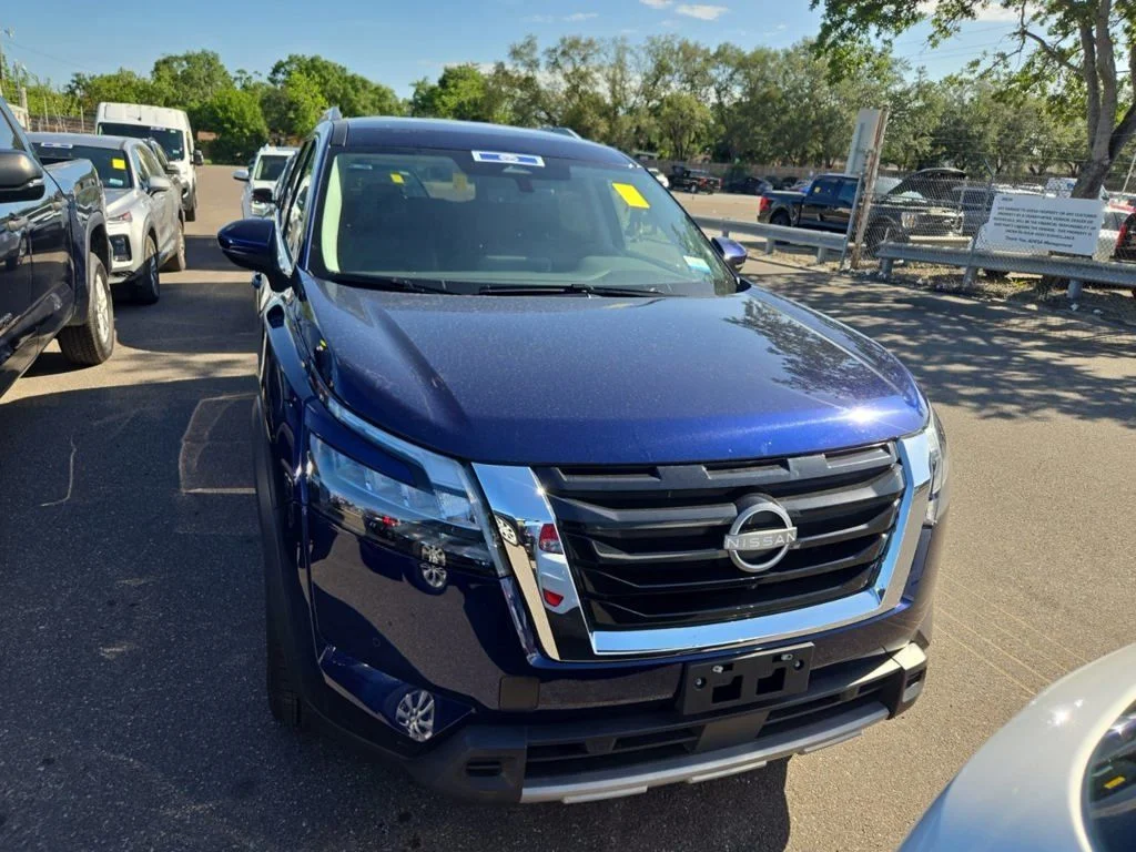 Used 2025 Blue Nissan SL image 3