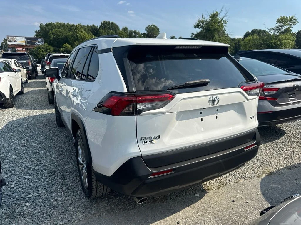 Used 2019 White Toyota XLE Premium image 5