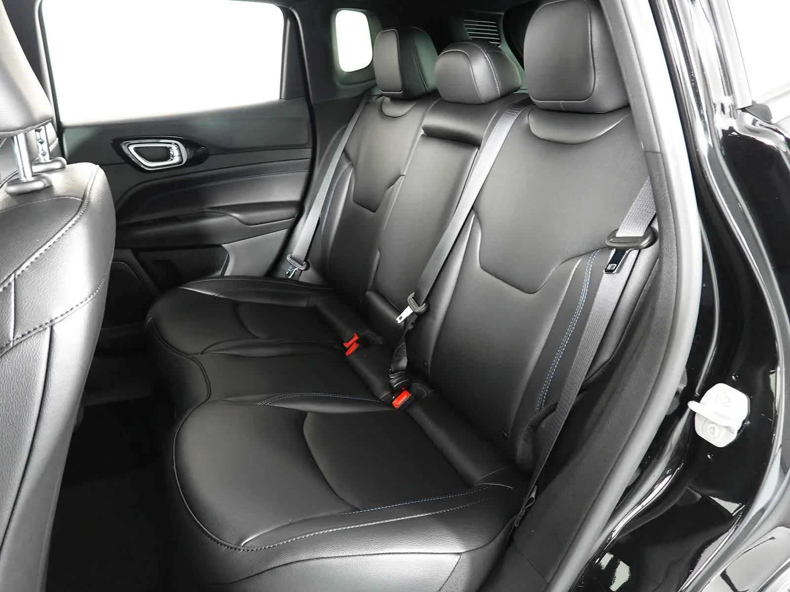 New 2026 Diamond Black Crystal Pearl-Coat Exterior Paint Jeep Limited Altitude image 22