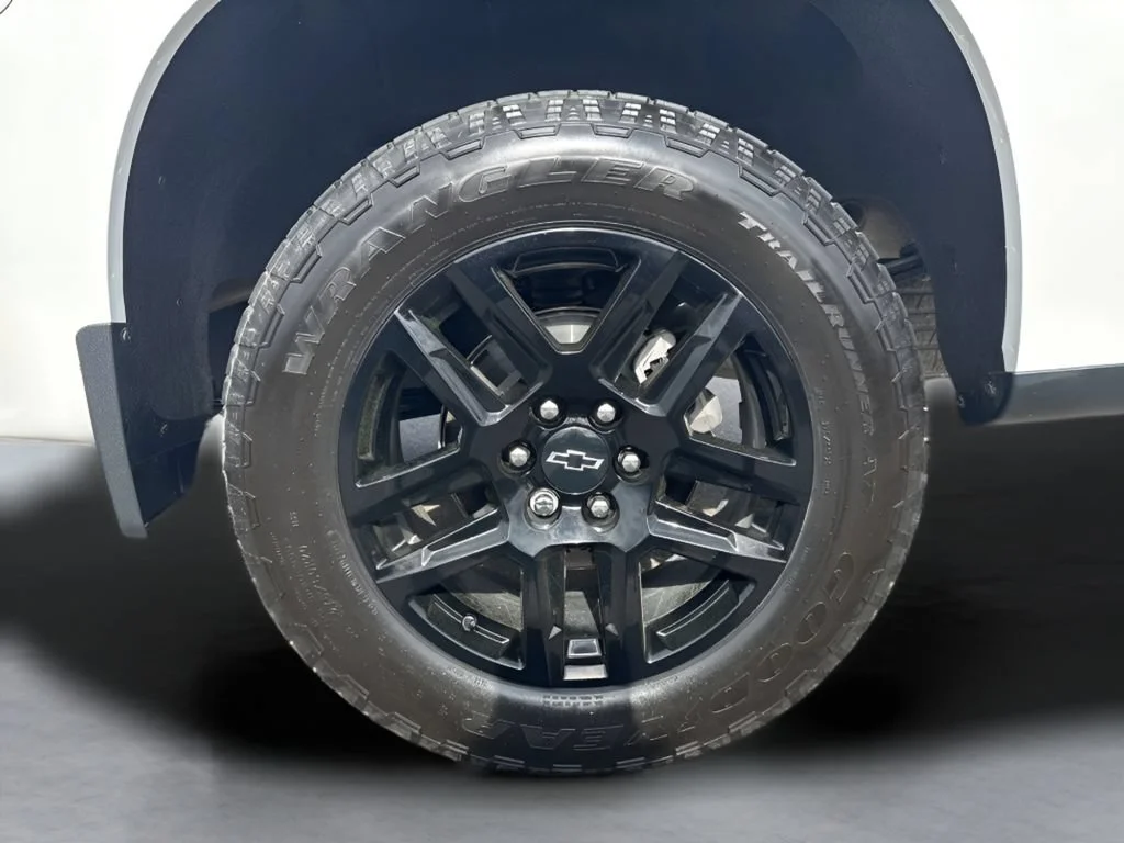 Used 2024 Summit White Chevrolet Custom image 31