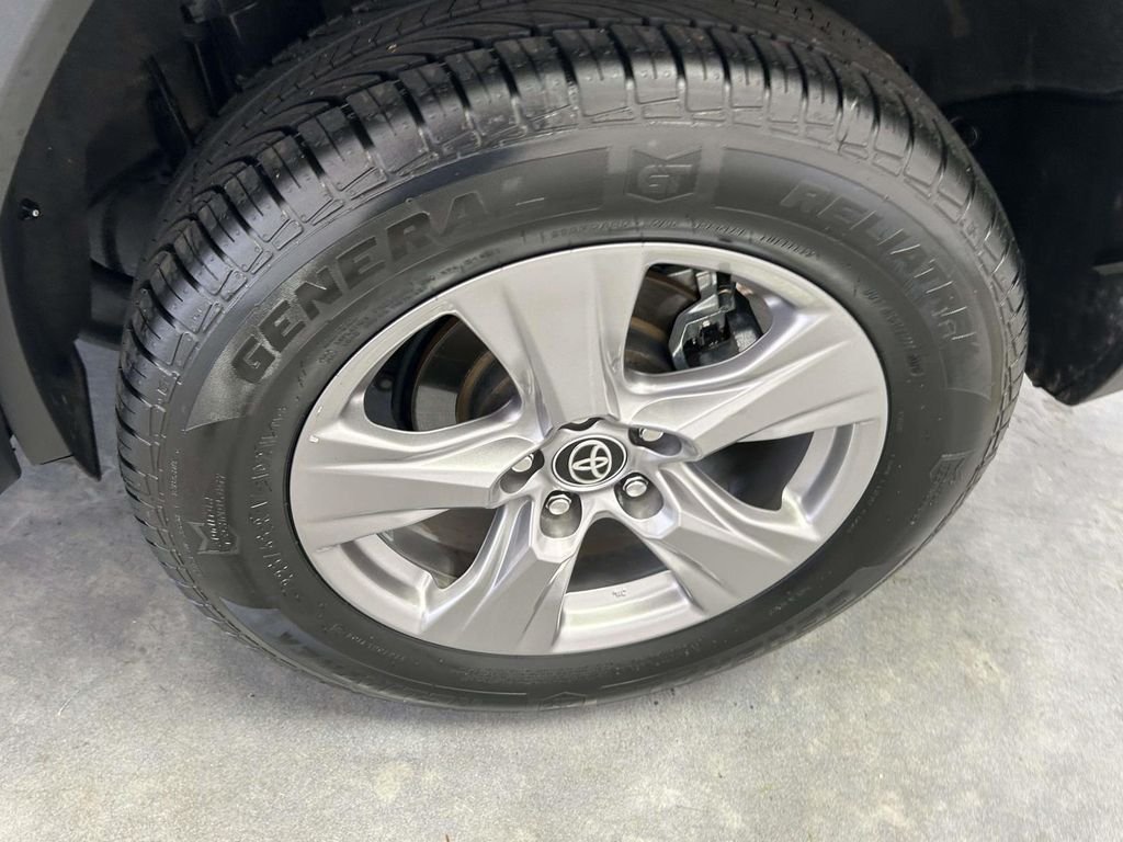 Used 2025 White Toyota XLE image 9