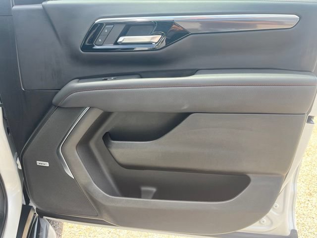 Used 2025 Iridescent Pearl Tricoat Chevrolet RST image 28