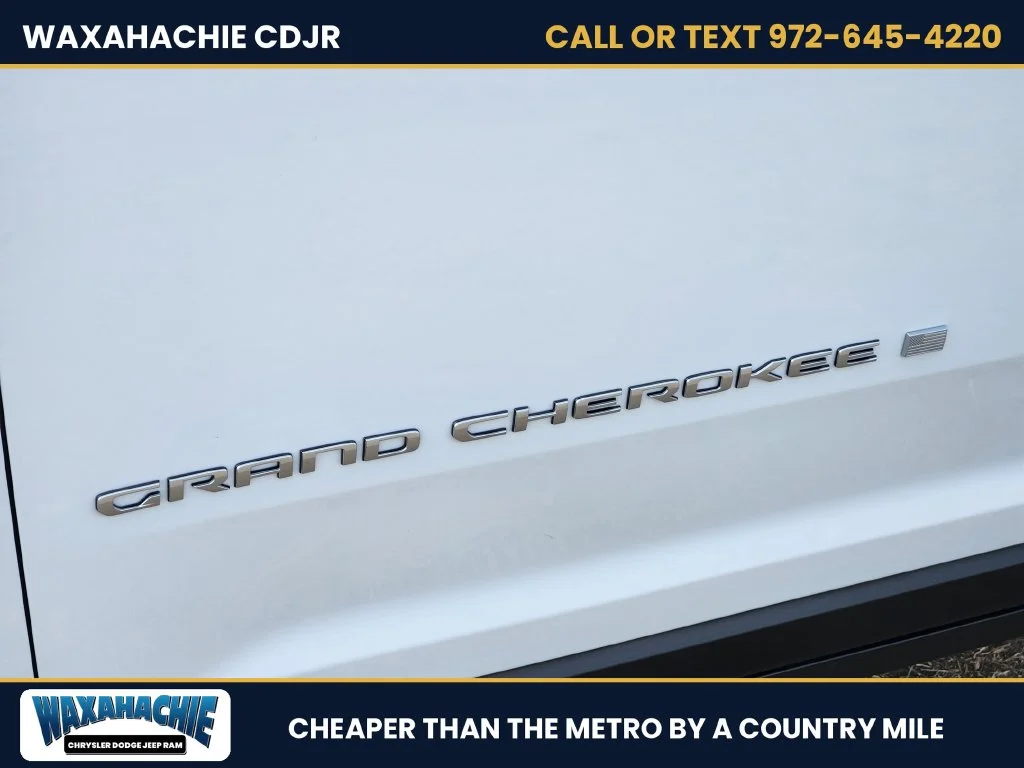 New 2027 Bright White Clear-Coat Paint Jeep Laredo image 9