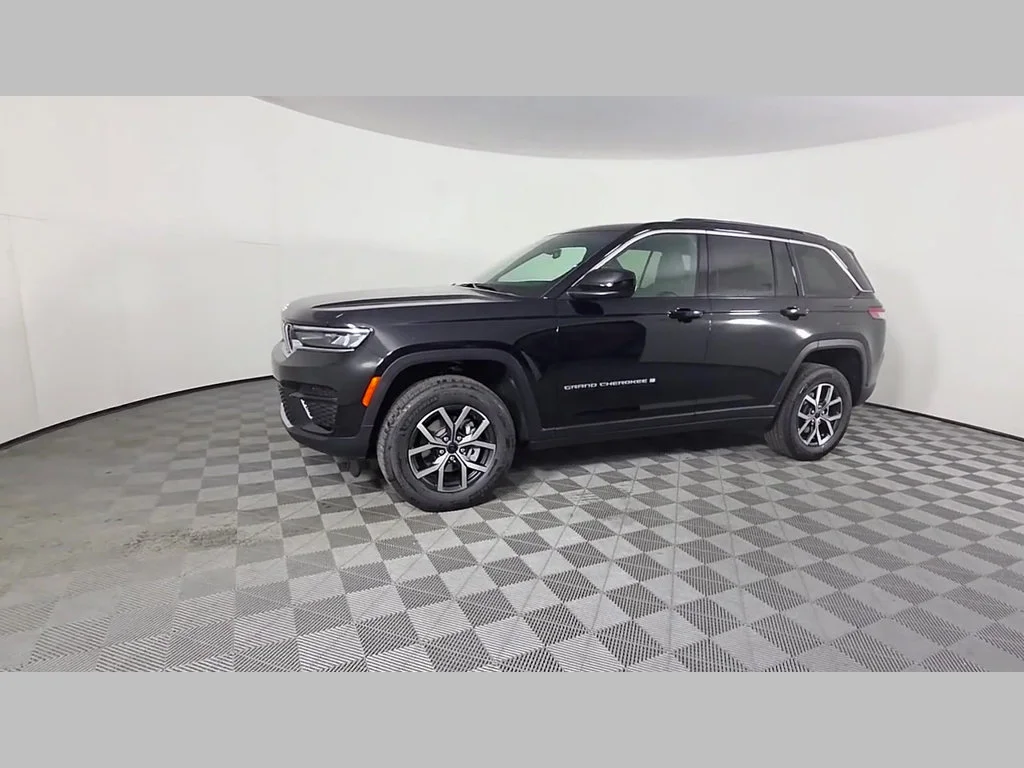 New 2027 High-Gloss Black Paint Jeep Laredo image 35