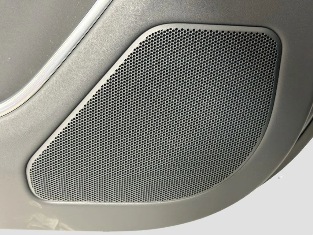 New 2026 Fuji White Land Rover SE 7 Seats image 19