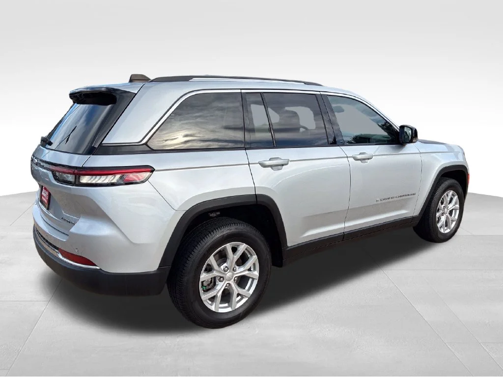 Used 2024 Silver Jeep Limited image 5