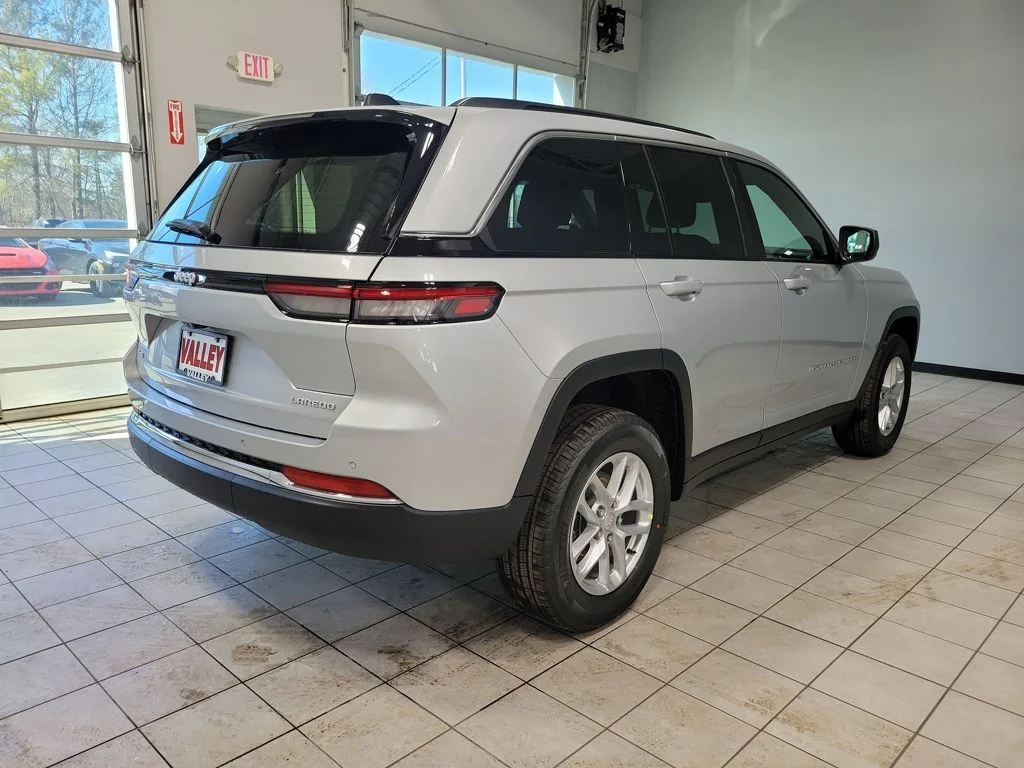 New 2026 Silver Zynith Jeep Laredo X image 6