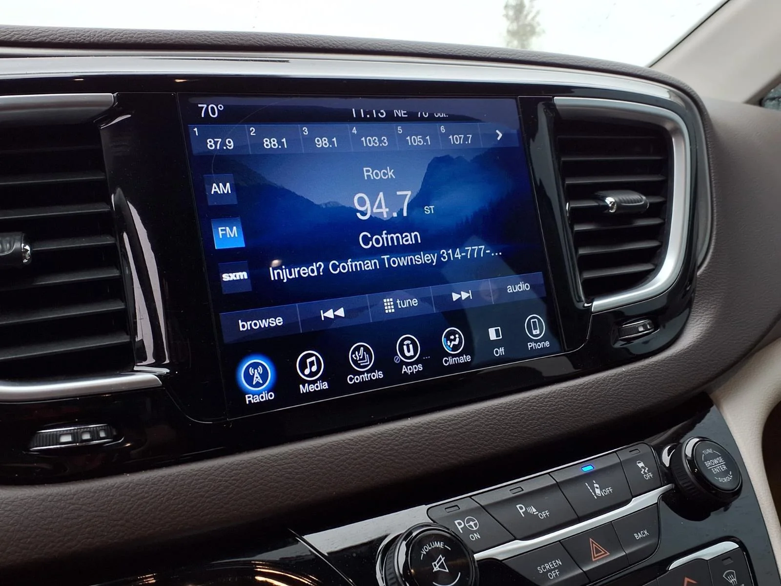 Used 2017 Brilliant Black Crystal Pearlcoat Chrysler Touring-L Plus image 9