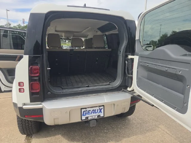 Used 2022 White Land Rover SE image 24