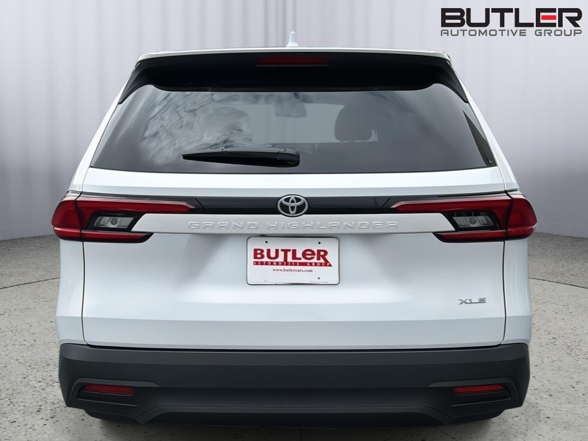 Used 2025 Wind Chill Pearl Toyota XLE image 5