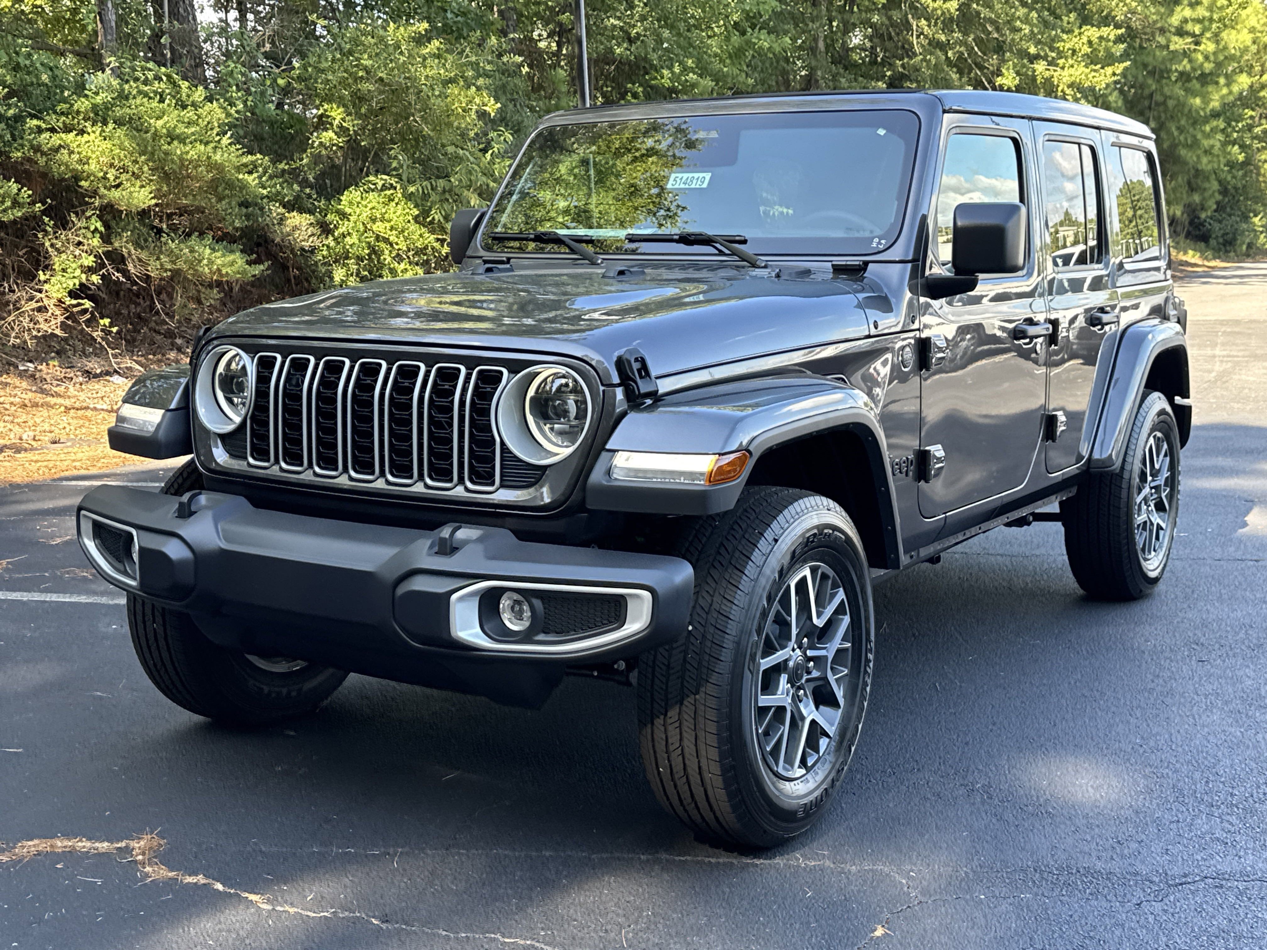New 2025 Granite Crystal Metallic Clear-Coat Exterior Paint Jeep Sahara image 3