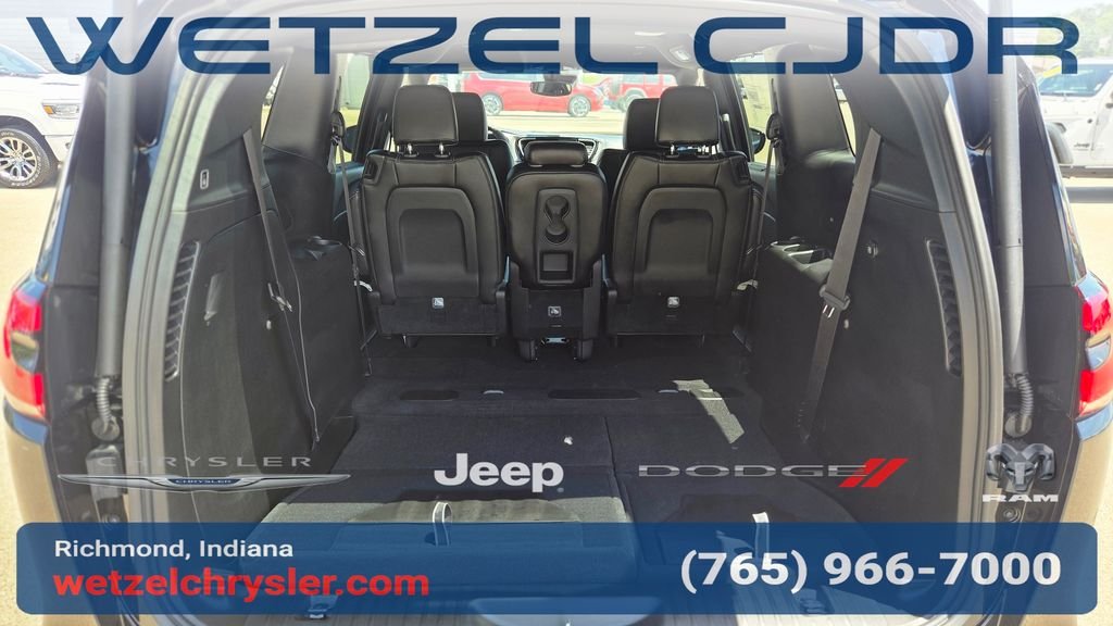New 2027 Diamond Black Crystal Pearl-Coat Exterior Paint Chrysler Select image 10