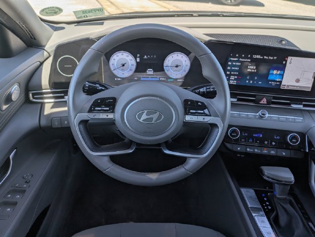 Used 2025 Gray Hyundai SEL Convenience image 34