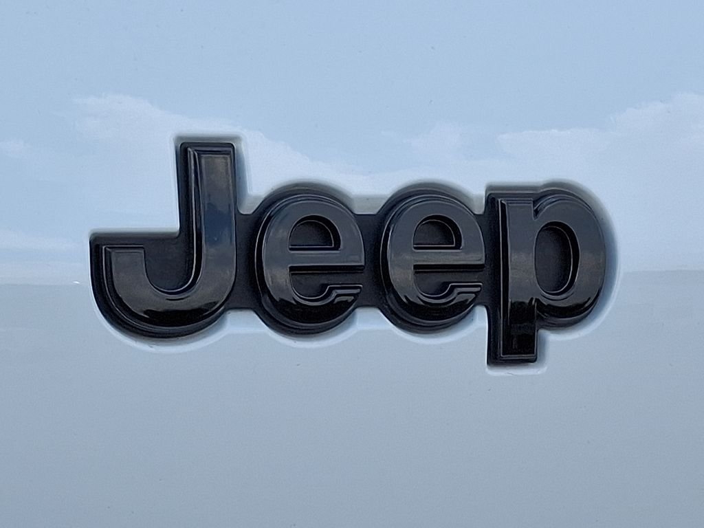 Used 2023 White Jeep Altitude image 29