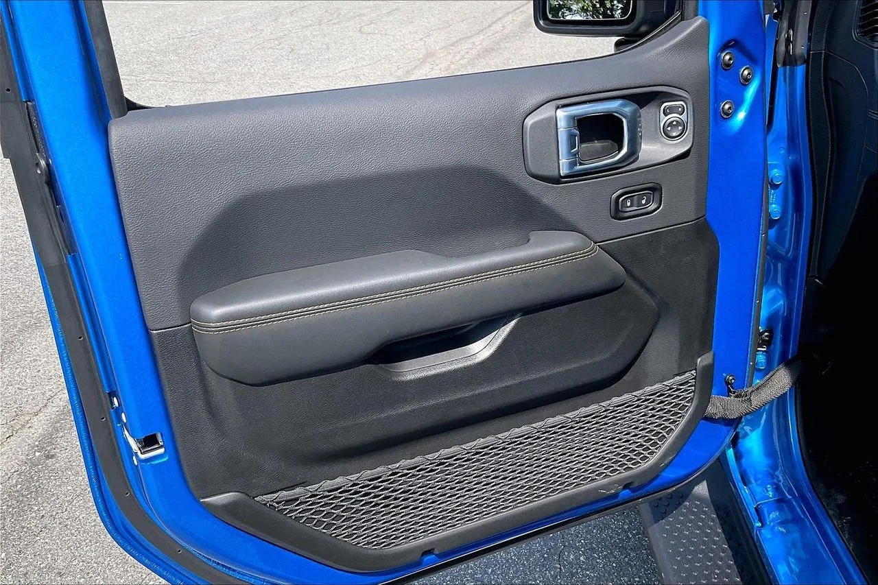New 2026 Hydro Blue Pearl-Coat Exterior Paint Jeep Sahara image 26
