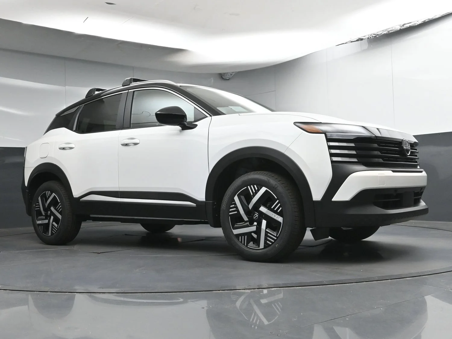 New 2026 Aspen White Tricoat/Super Black Nissan SV image 22