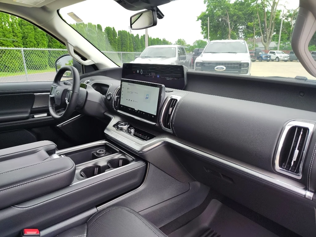 New 2026 Oxford White Ford Platinum® image 19