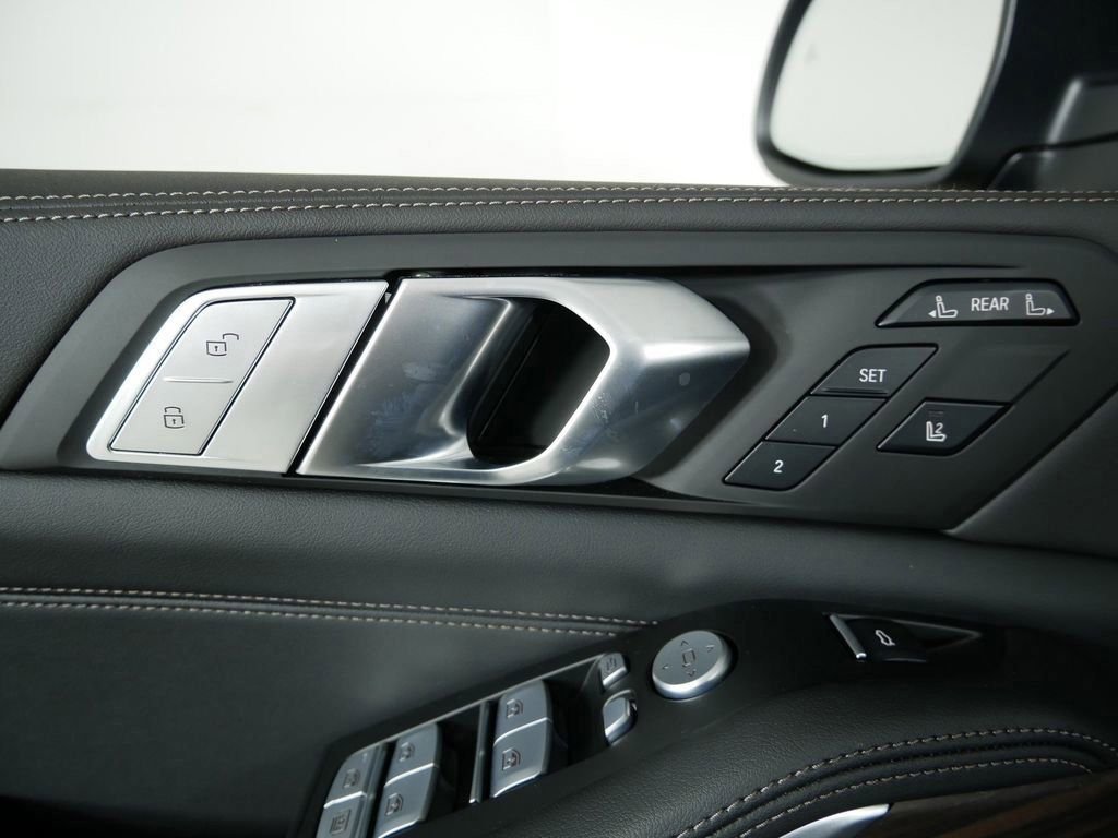 Used 2026 Black Sapphire Metallic BMW xDrive40i image 36
