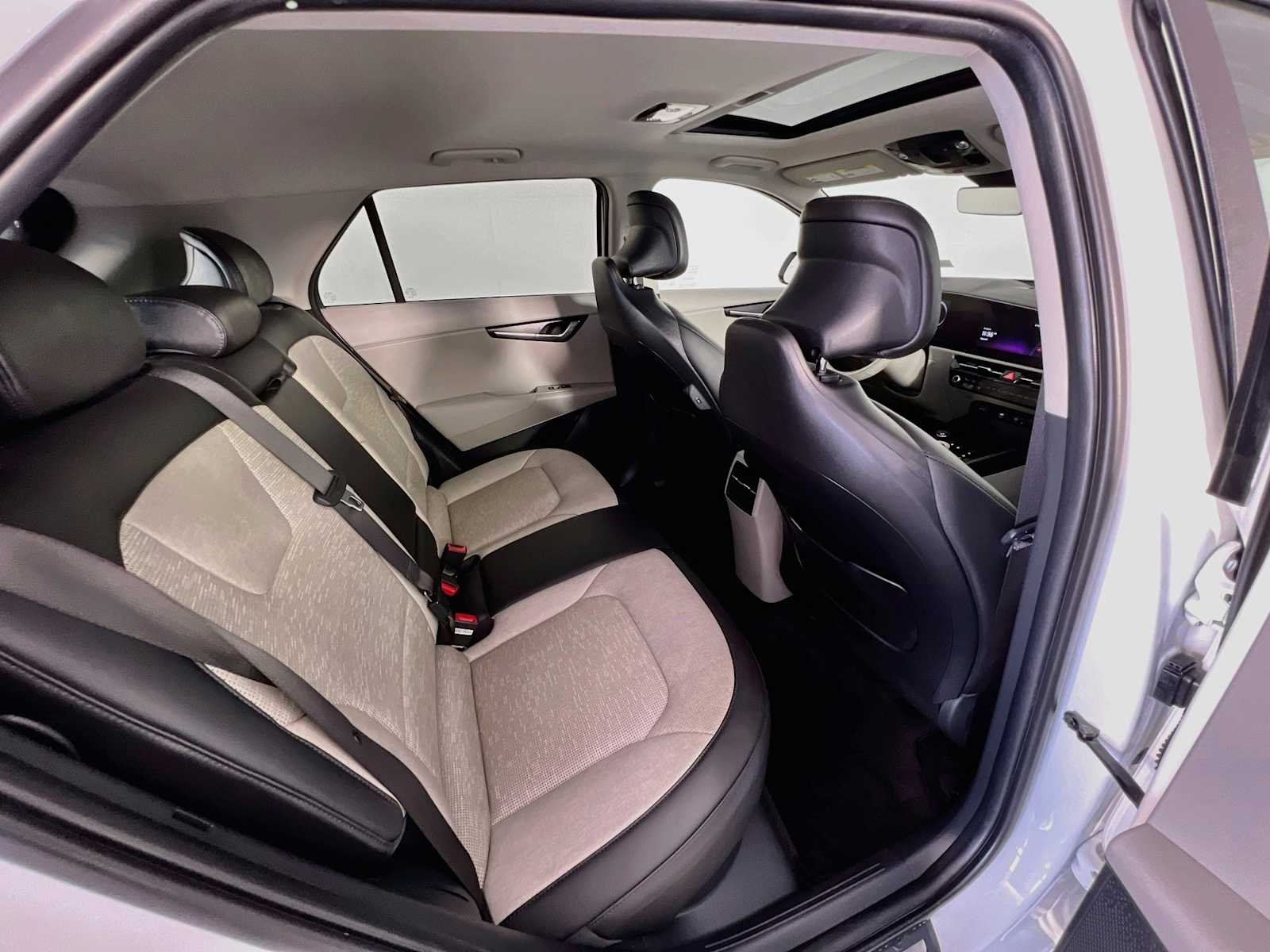 Used 2025 Snow White Pearl Kia Wave image 28