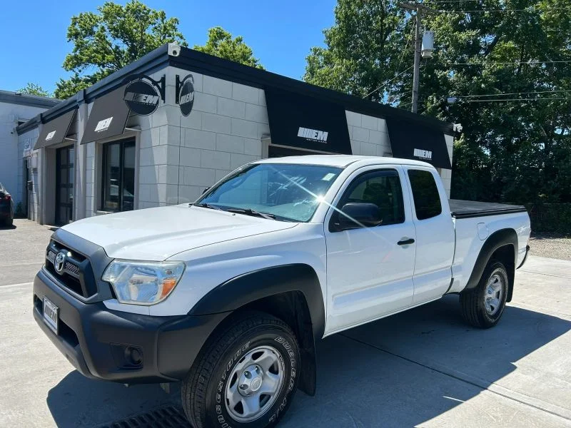 Used 2015 White Toyota Pickup 4D 6 ft image 2