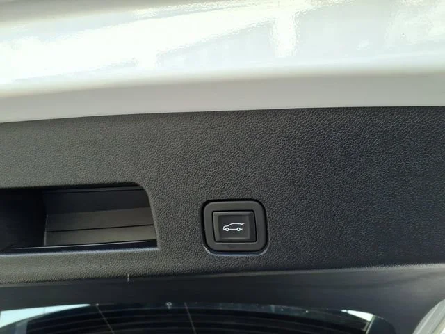 Used 2025 Summit White Chevrolet LT image 7