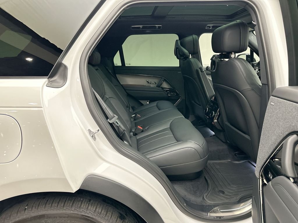 New 2027 Ostuni Pearl Wht Prem Met Land Rover Dynamic SE image 9