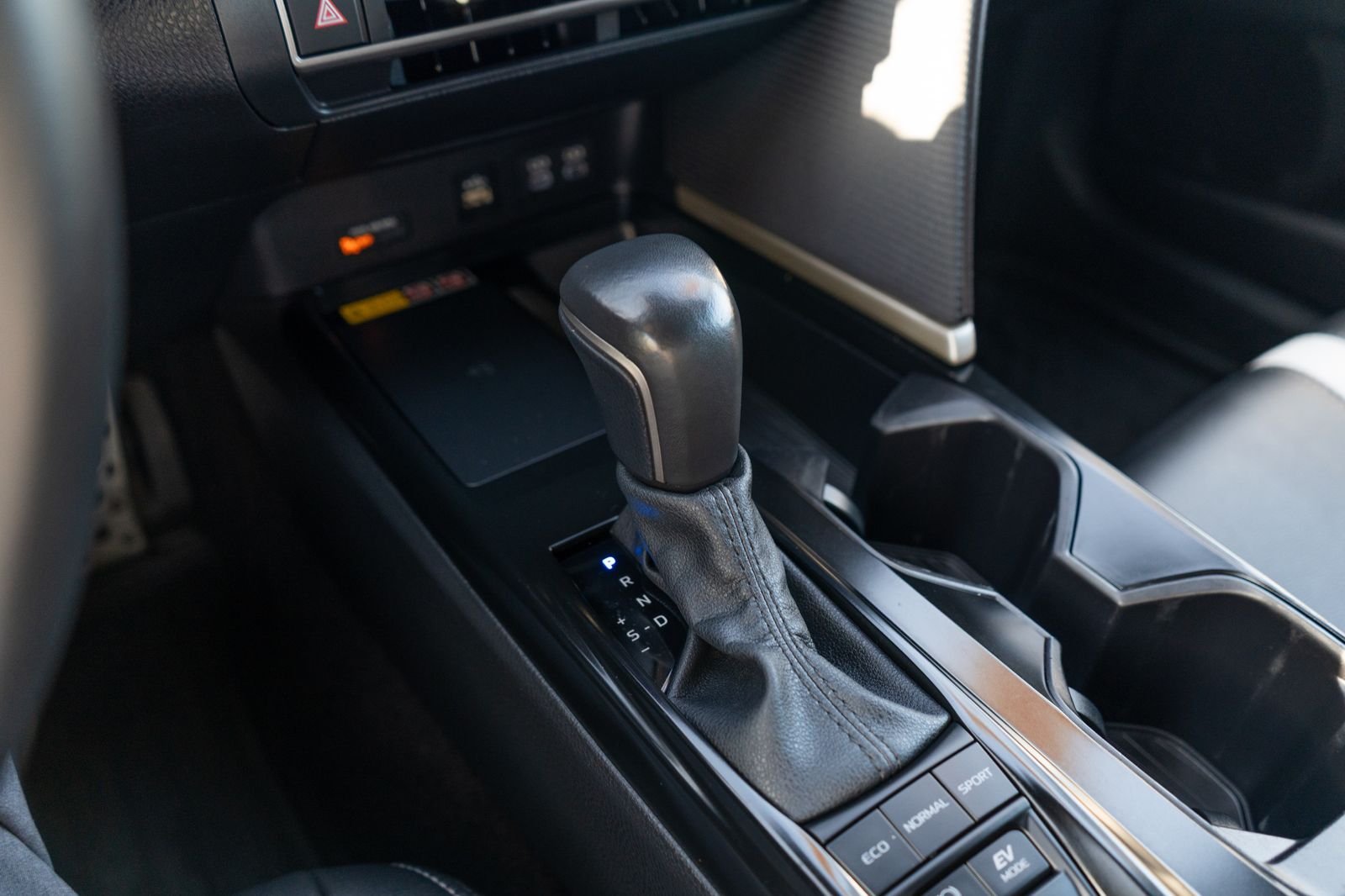 Used 2025 Ice Toyota SE image 29