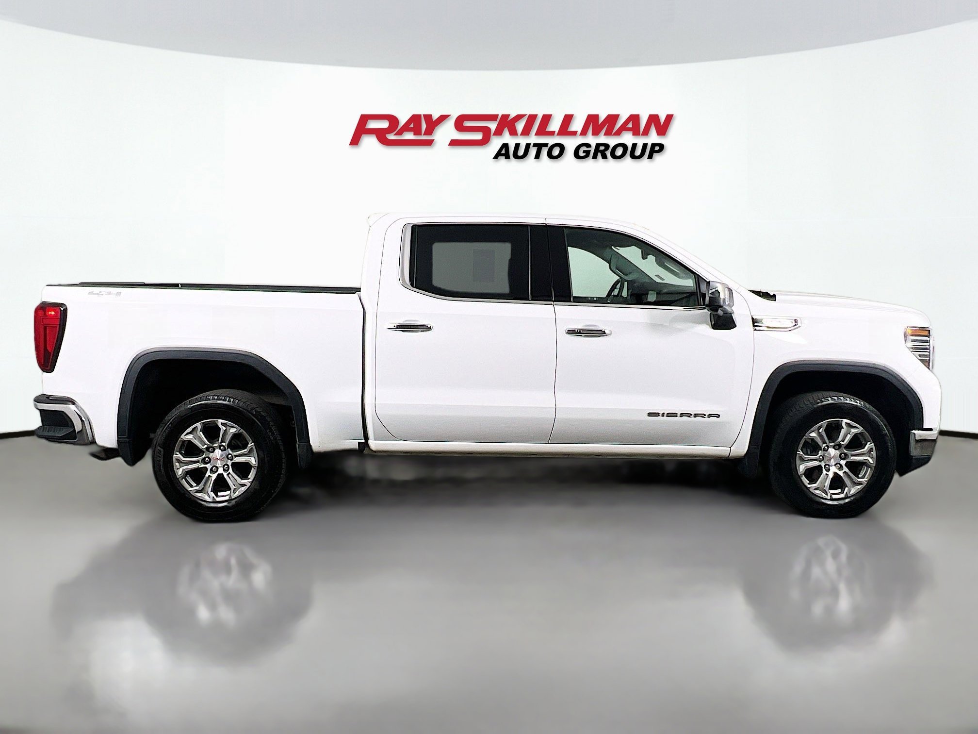 Used 2025 Summit White GMC SLT image 8