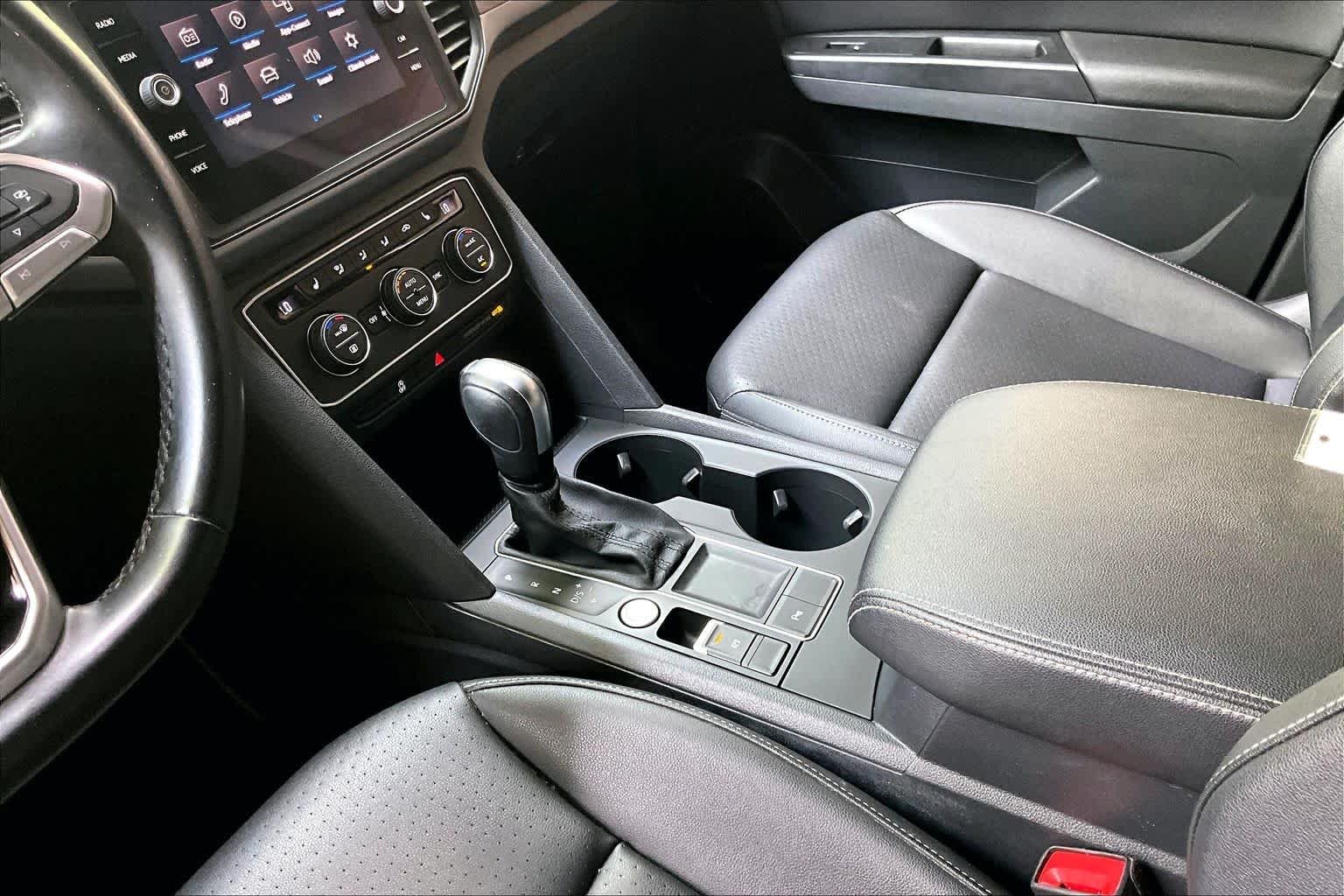 Used 2020 Pure White Volkswagen 3.6L V6 SE w/Technology image 16