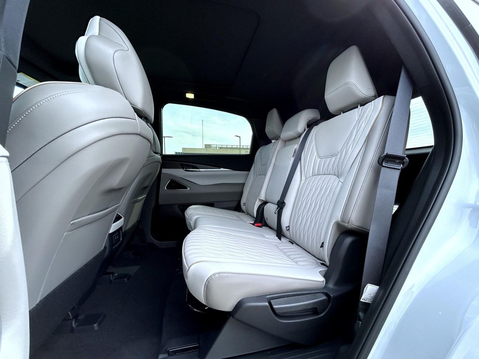 New 2027 2T RAD WHT INFINITI Autograph AWD image 19