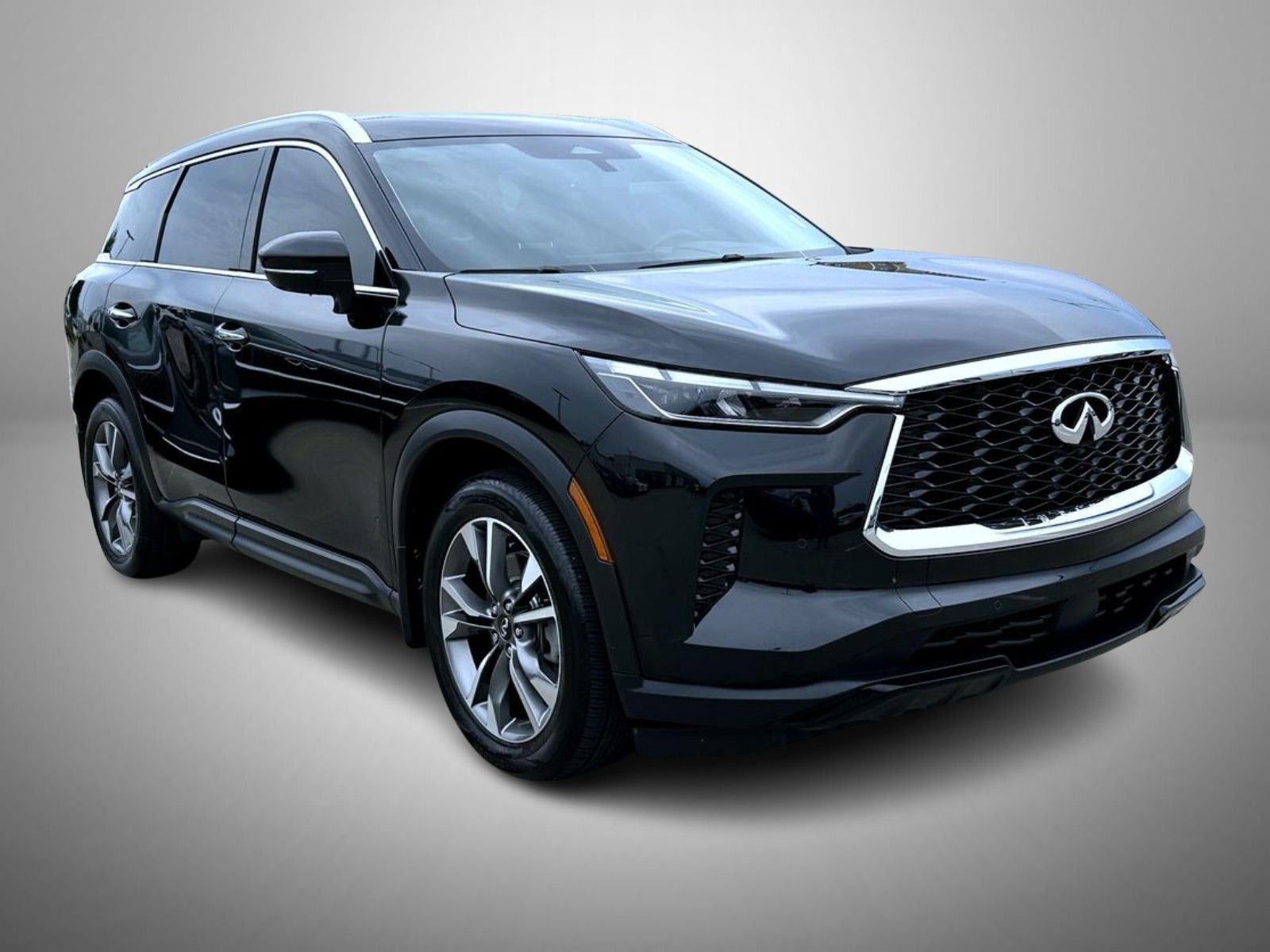 Certified Used 2023 Black INFINITI LUXE image 3