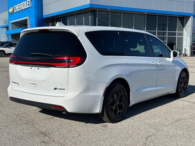 Used 2022 White Chrysler Touring L image 5