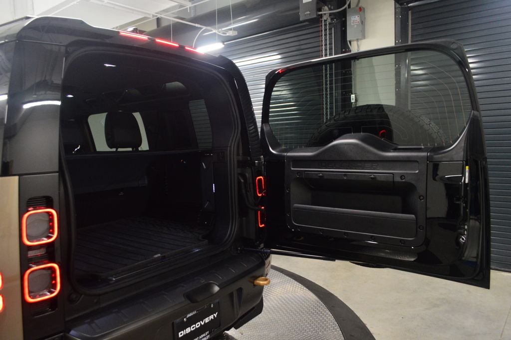 Used 2025 Gold Land Rover V8 image 36