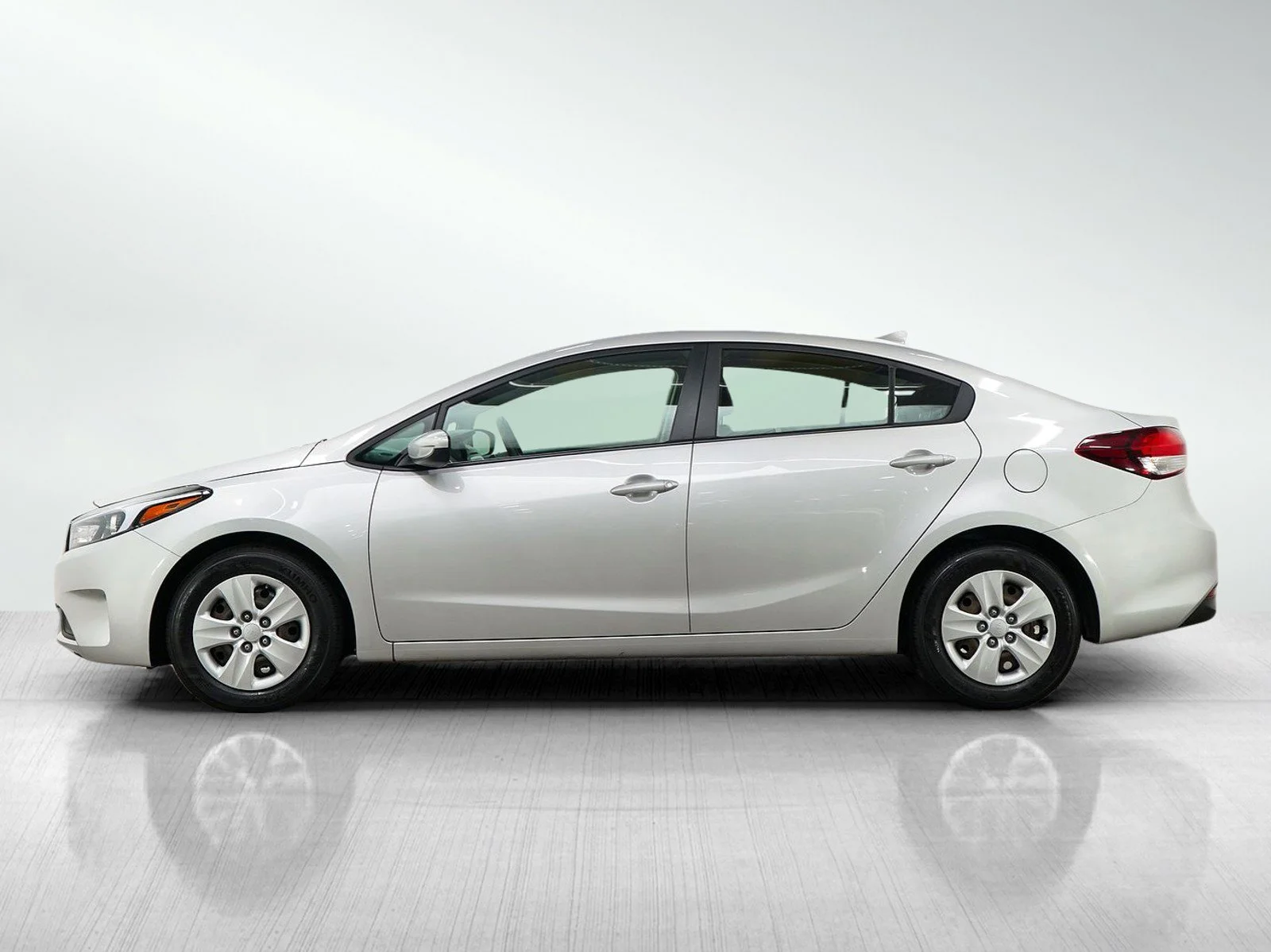 Used 2018 Kia FORTE LX with VIN 3KPFK4A75JE189552 for sale in Wayzata, Minnesota