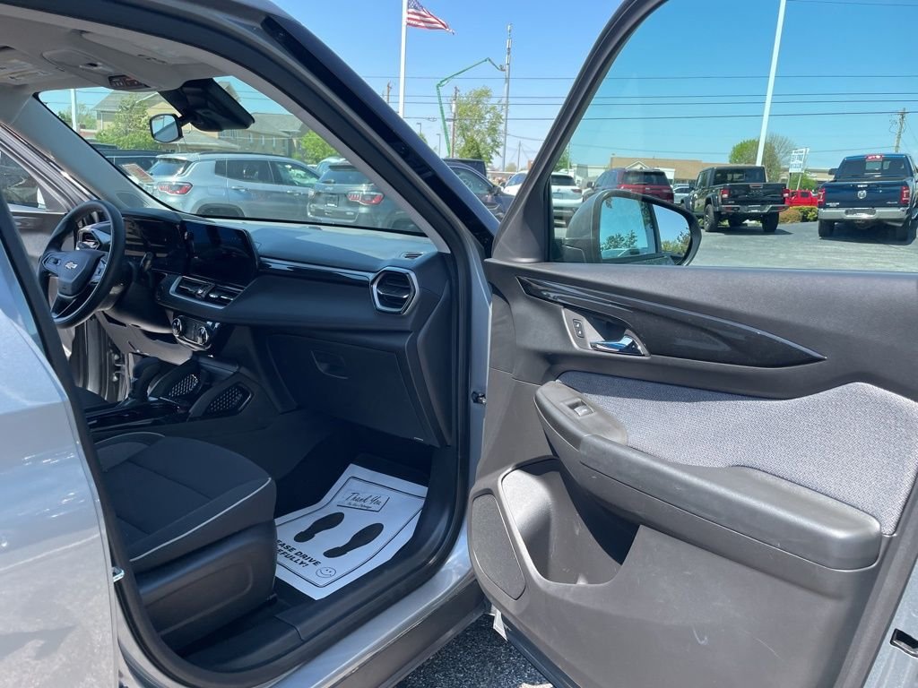 Used 2025 Gray Chevrolet LT image 28