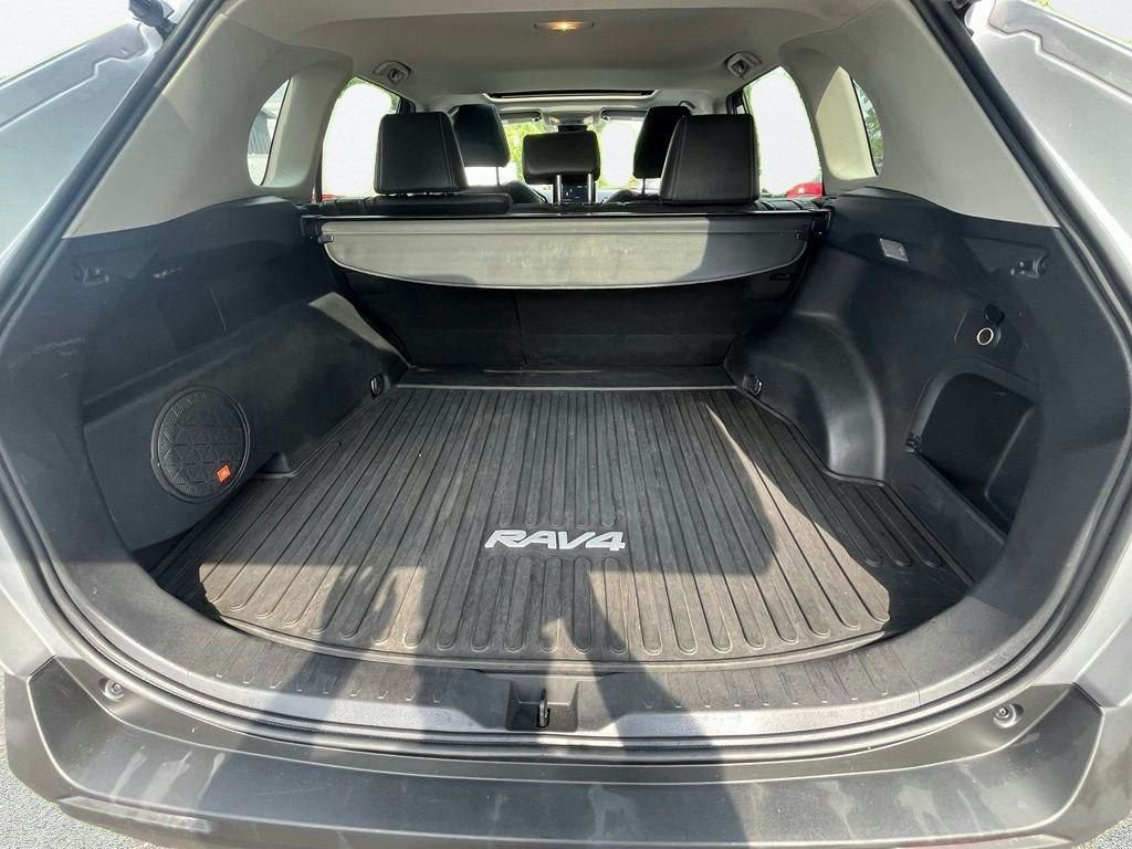 Used 2021 Silver Toyota XLE Premium image 27