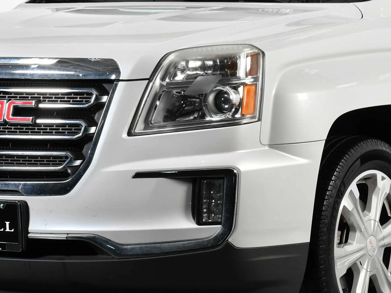 Used 2017 White Frost Tricoat GMC SLT image 9