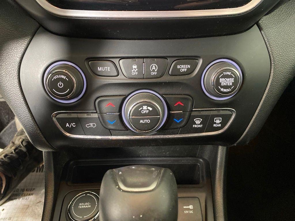 Used 2019 Bright White Clearcoat Jeep Limited image 24