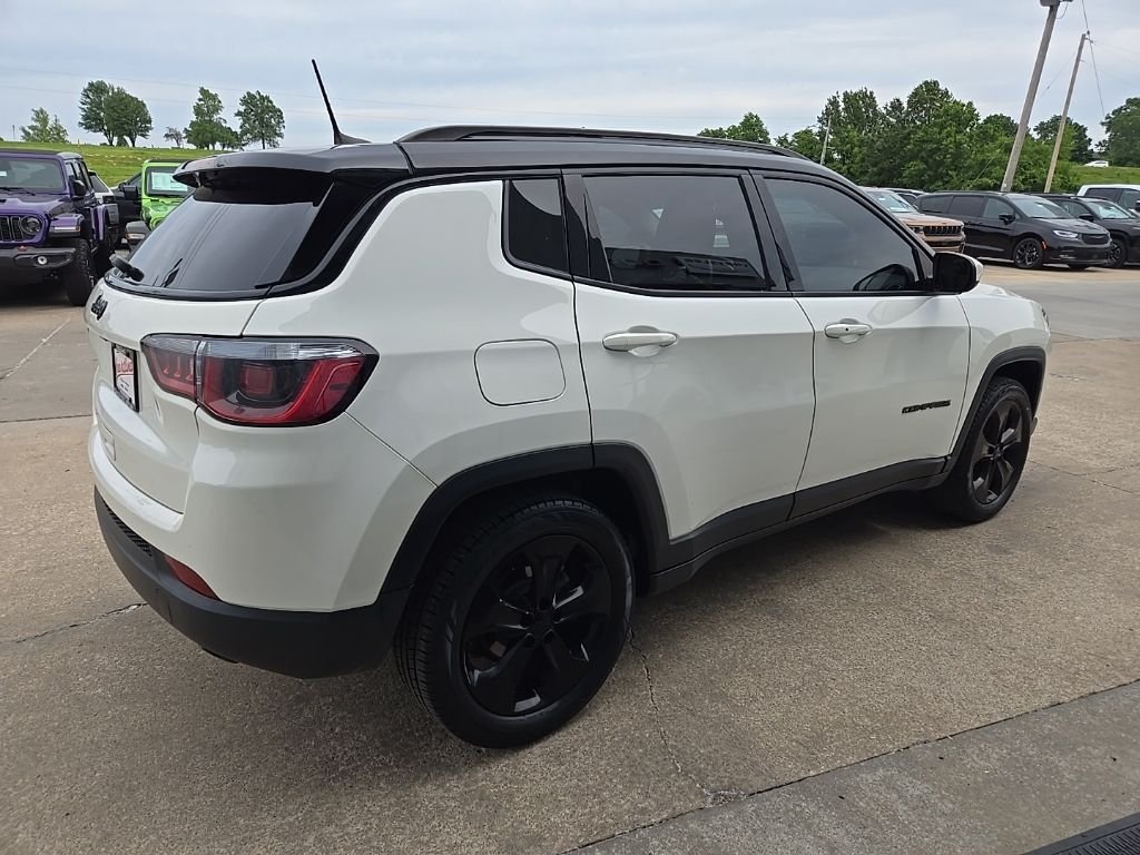Used 2018 White Jeep Latitude image 11