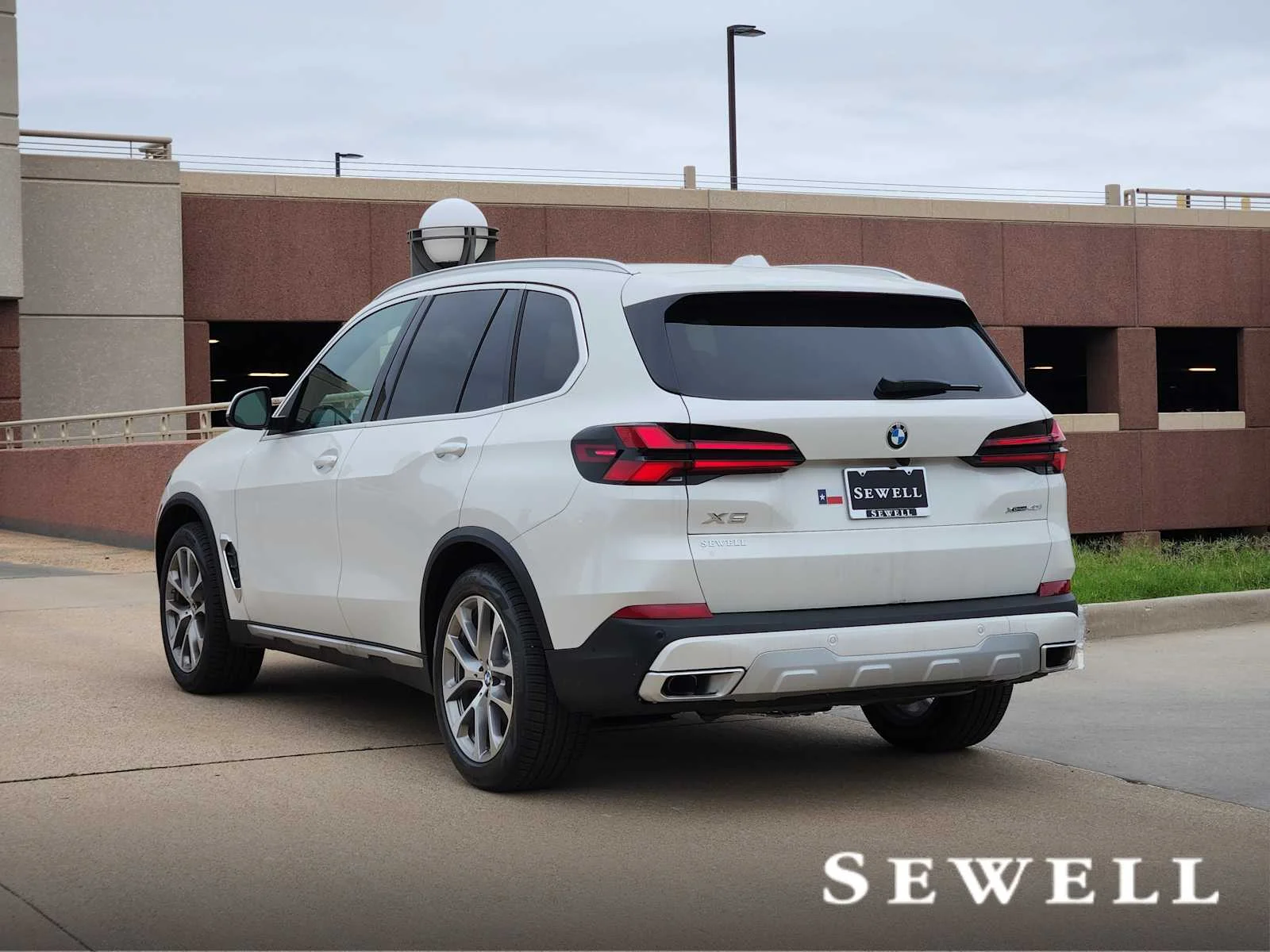 New 2026 Mineral White Metallic BMW xDrive40i image 3