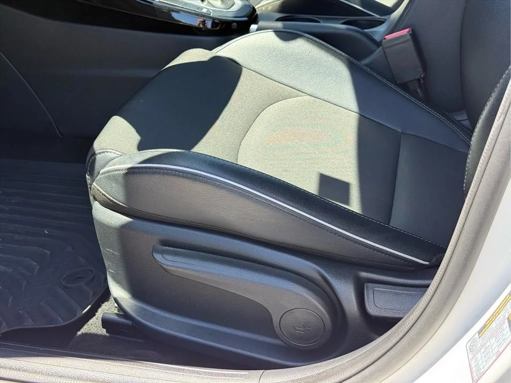 Used 2023 White Kia GT-Line image 21