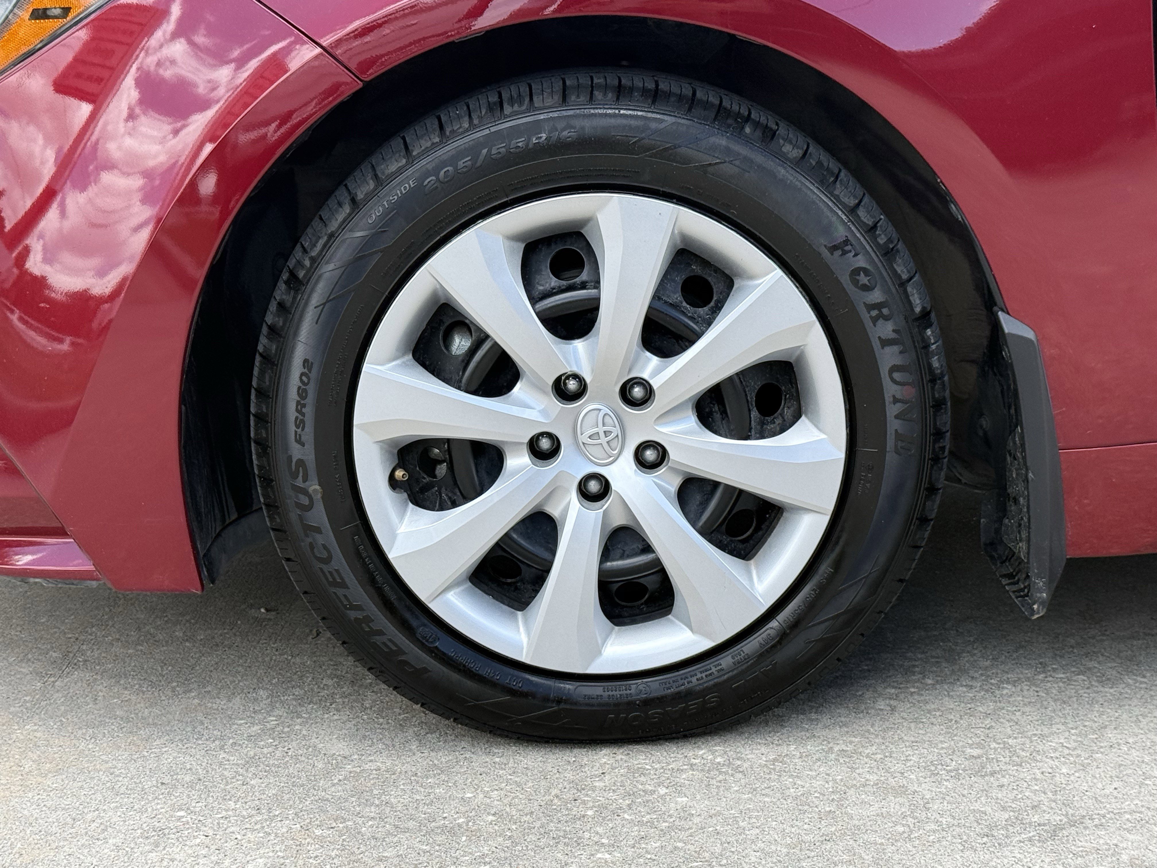 Used 2025 Pearl Toyota LE image 12