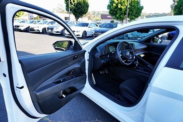 Used 2025 White Hyundai SEL Sport image 33