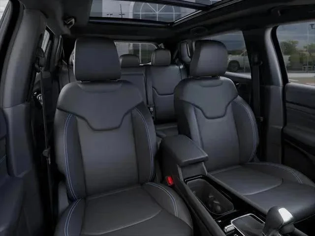 New 2025 Diamond Black Crystal Pearl-Coat Exterior Paint Jeep Limited image 57