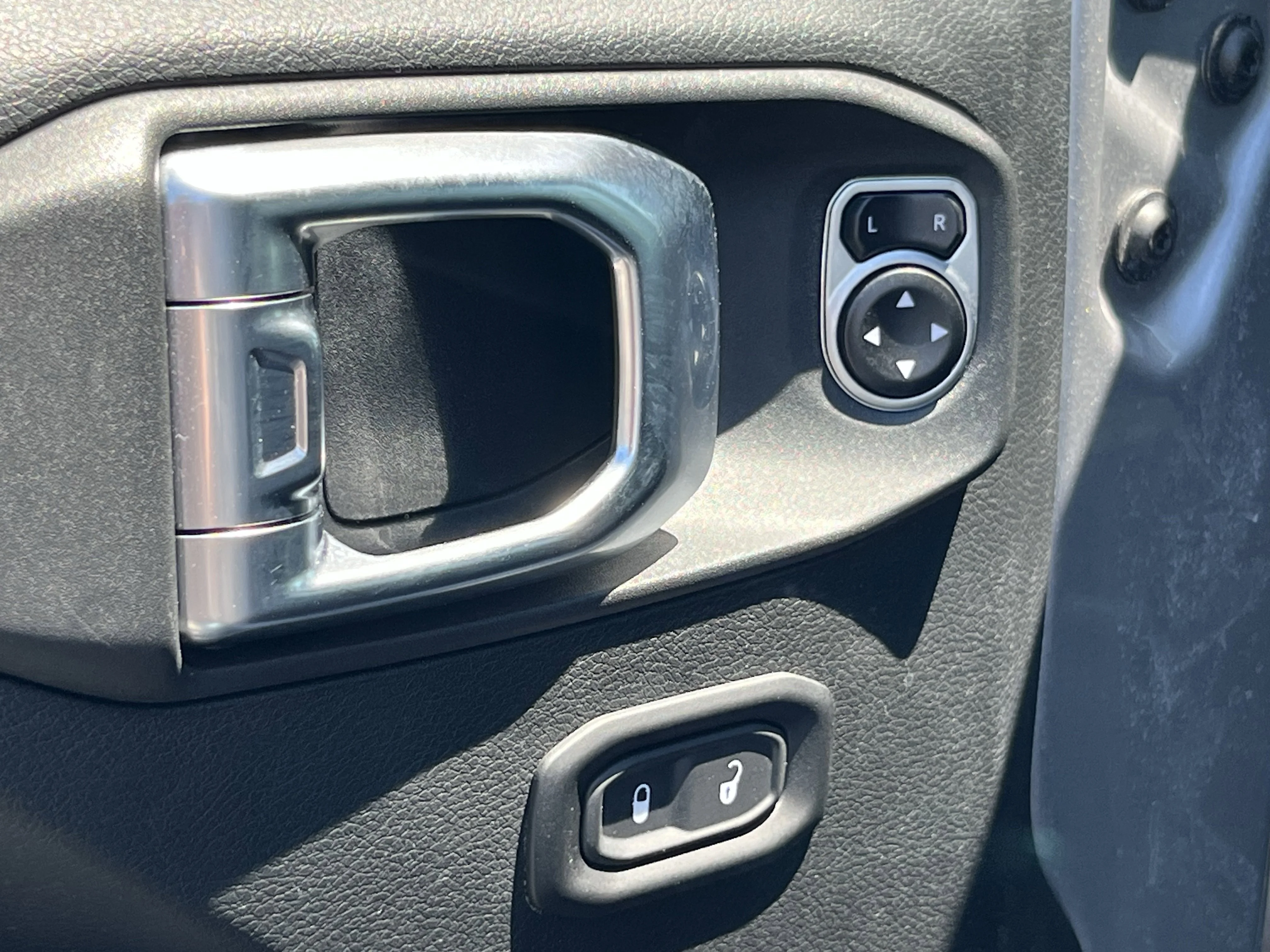 Used 2020 Billet Silver Metallic Jeep Sport image 21