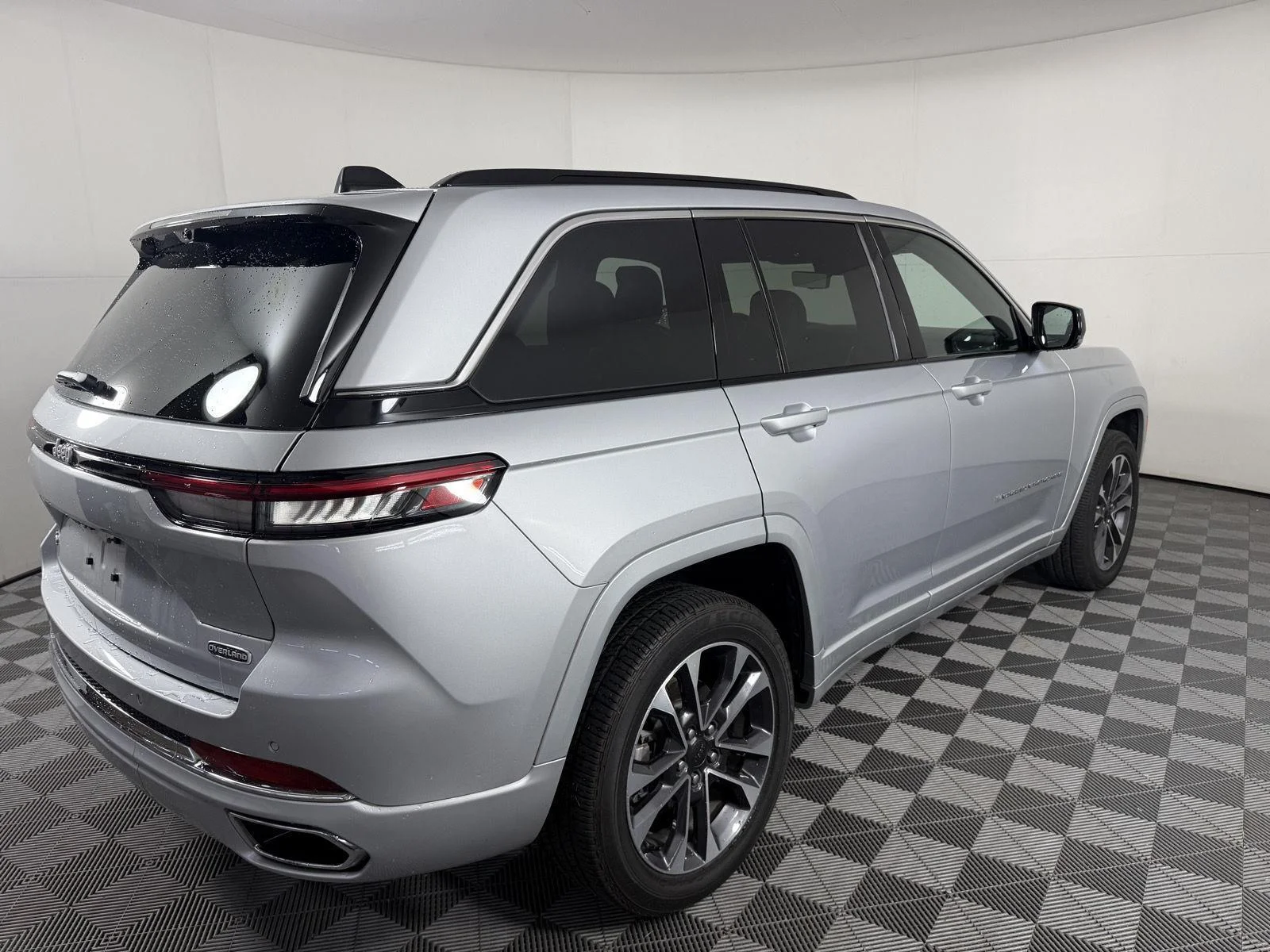 Used 2025 Silver Zynith Jeep Overland image 12