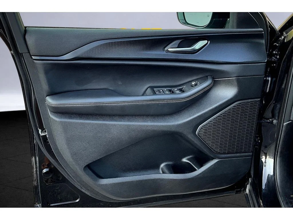 Used 2025  Jeep Altitude image 16