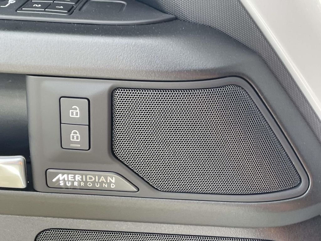 New 2026 Fuji White Land Rover V8 image 32