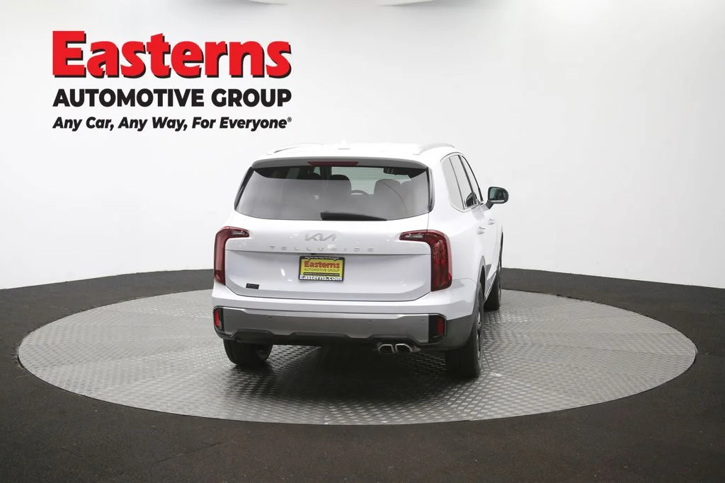 Used 2025 White Kia S image 41